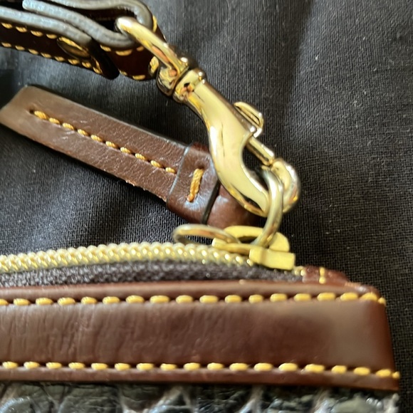Quality Dooney and Bourke wristlet, leather, excellent condition - Picture 3 of 10